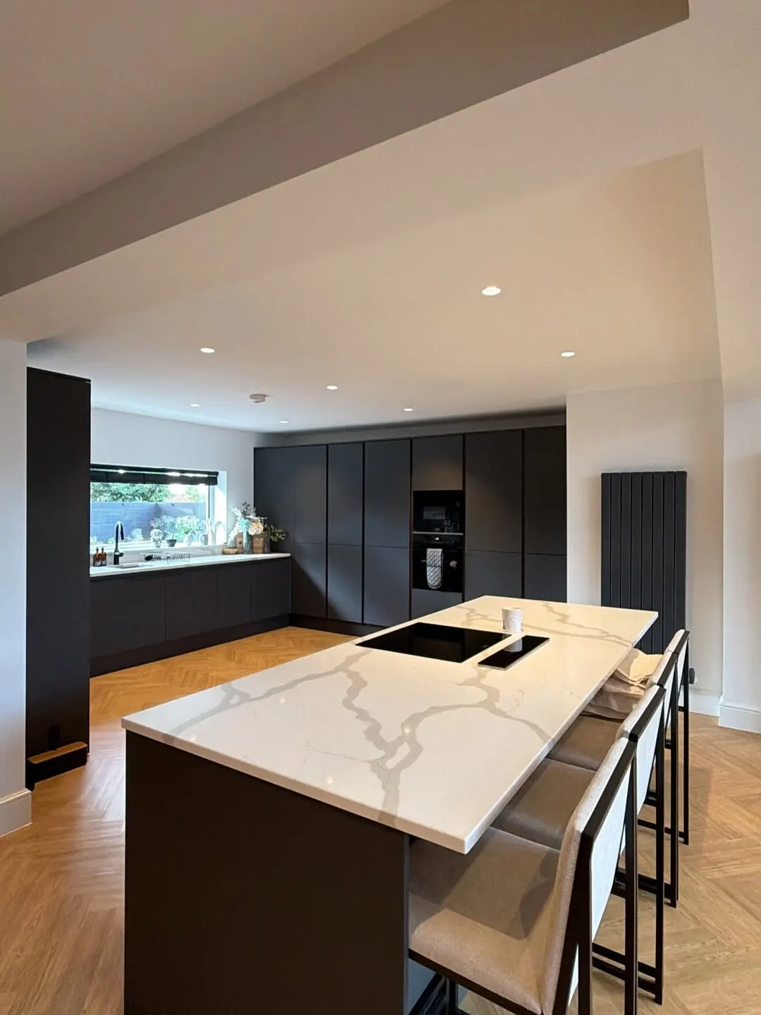 Kitchen and breakfast bar